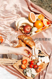 粉色丝巾野餐布上的精致水果面包拼盘特写