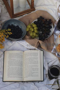 翻开书页旁的葡萄与干花静物文艺摆拍