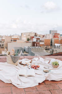 城市屋顶野餐：砖瓦台面与都市天际线下的惬意时光
