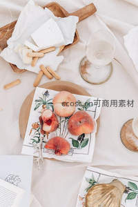 法式下午茶静物：水彩桃子餐巾与奶酪饼干的优雅摆盘