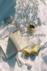 树影斑驳的阅读时光：梨子、书本与木夹的夏日静谧构图