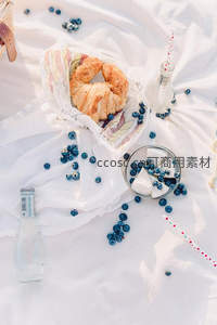 俯拍野餐布上的可颂蓝莓奶酪，清新美食静物构图