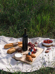 法式田园野餐：红酒面包葡萄与草莓马卡龙摆拍