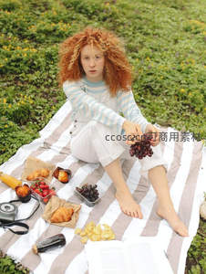 红发少女草地野餐手持葡萄凝视镜头自然随性