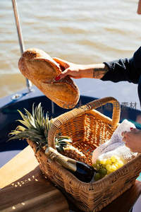 船上手捧乡村面包，藤编篮盛满菠萝葡萄与香槟的惬意航程