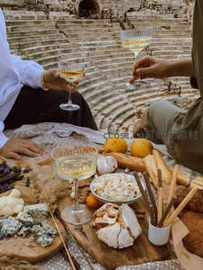古罗马剧场野餐时光：香槟、奶酪与面包的惬意邂逅