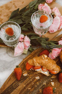 春日浪漫野餐特写：草莓可颂与粉玫瑰的精致搭配