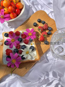 花朵装饰吐司：蓝莓覆盆子与 cosmos 花朵的创意早餐