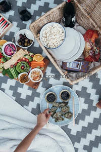 俯拍野餐垫上的精致美食拼盘与手作点心