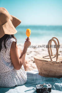 海边少女手持芒果冰棒，藤编包与胶片相机相伴