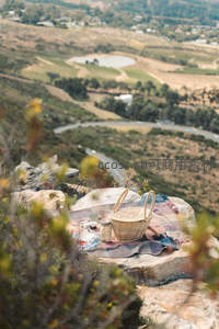 山崖野餐篮俯瞰山谷 vineyard 与蜿蜒公路