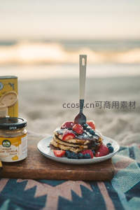 海滩日落野餐：松饼配浆果与椰子酱，惬意午后时光