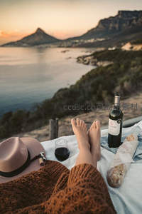 桌边脚丫与红酒：开普敦狮头山日落野餐浪漫时刻