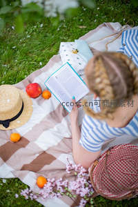 草坪阅读时光：少女编发捧书，草帽水果与樱花点缀的田园午后