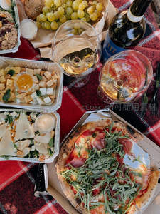 意式野餐丰盛一桌：披萨、奶酪拼盘、葡萄与白葡萄酒的美食盛宴