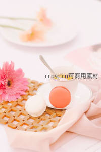 粉色雏菊与马卡龙点缀的下午茶场景，柔光中茶杯与织物营造温馨氛围