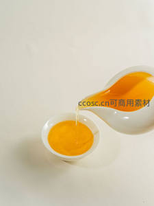 纯白瓷壶倾倒橙黄果汁入小碗，极简主义高调静物摄影