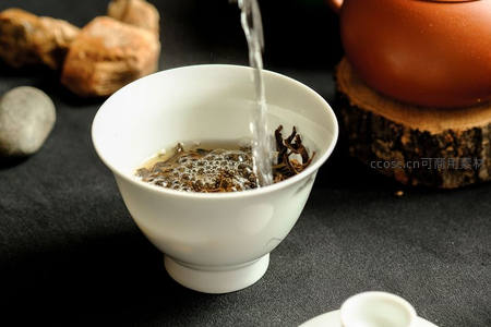 沸水注入白瓷盖碗冲泡乌龙茶，紫砂壶与天然石点缀雅致茶席