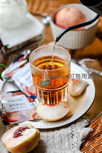 桃香茶包冲泡瞬间：热水注入玻璃杯与鲜桃切片相伴