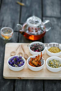 六味干花茶原料陈列：木板上分装各类花草茶材