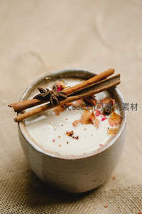 陶碗盛香料热饮，肉桂八角与干玫瑰花瓣点缀暖意