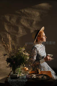 复古午后茶会：红发女子戴草帽持瓷杯，凝望光影墙影