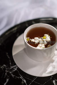 大理石托盘上的洋甘菊茶特写静物