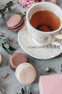 精致白瓷茶杯配马卡龙与干花，法式下午茶静物摆拍