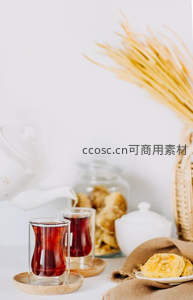 白瓷茶壶倾注红茶，配干麦穗与手工饼干的静谧下午茶场景