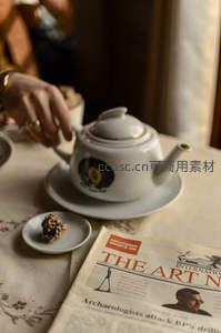 复古瓷壶配报纸与坚果球，窗边午后阅读时光的怀旧茶歇场景