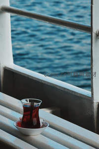 渡轮甲板上的土耳其红茶，碧海微澜映衬悠然旅程