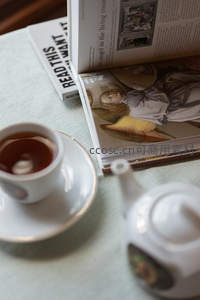 阅读时刻：茶杯、画册与茶壶共构知识与闲适的角落