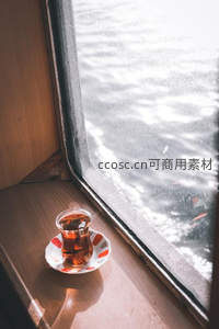 窗边土耳其红茶静物，阳光洒落木质窗台与红白瓷碟