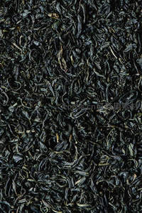 浓墨色卷曲红茶干叶铺陈，细节丰富展现发酵工艺质感