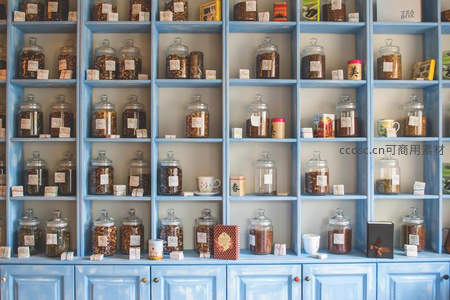 蓝色药柜陈列各式玻璃罐装药材与香料，整齐有序充满传统市井气息