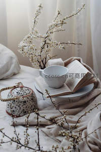 床畔晨读时光：白樱枝、素瓷杯与翻开书页的慵懒早晨