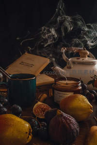 暗调茶席中热茶氤氲，青柠无花果与香薰蜡烛交织秋日气息