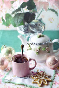 粉杯茶香映花瓷，节日甜点添温馨