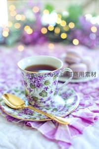 紫藤花纹瓷杯盛茶，金色汤匙映柔光