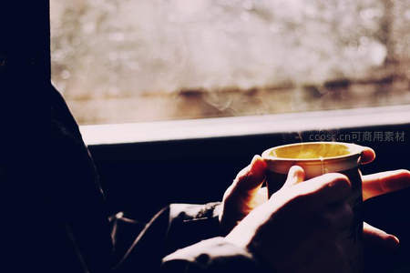 冬日列车窗边热茶氤氲，手捧暖意静享旅途时光