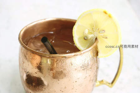 铜制莫斯科骡子杯盛冰饮，柠檬片装饰，冷凝水珠晶莹剔透