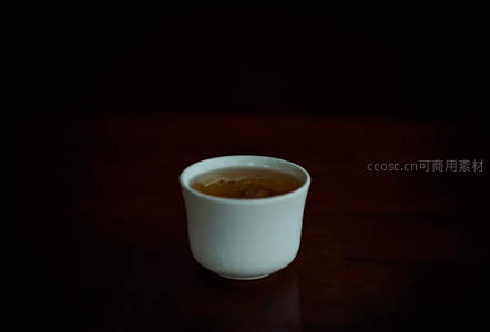 暗调光影中一杯温润茶汤，静谧雅致的中式茶道意境