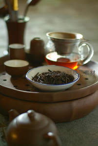 紫砂茶盘上干茶与滤泡茶汤交映，传统工夫茶具细节特写