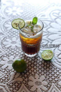 冰爽柠檬红茶配薄荷叶，蕾丝桌布上的夏日清凉饮品特写