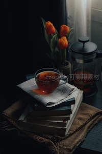 静谧午后：红茶、书页与橙色郁金香的温柔时光
