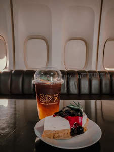 机舱里的甜蜜时刻：747咖啡与莓果芝士蛋糕的飞行邂逅