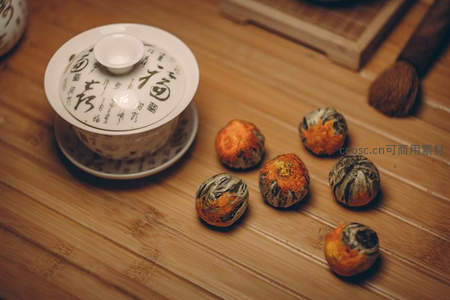 白瓷盖碗配书法盖子，六颗花茶球散落竹席，茶道静物组合