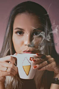 女子轻啜像素风冰淇淋马克杯，烟雾缭绕营造梦幻氛围