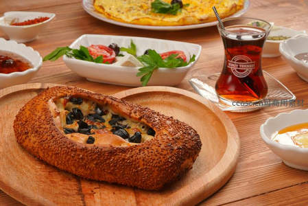 土耳其传统皮塔面包配红茶与开胃小菜摆盘