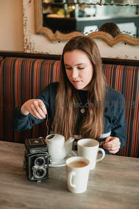 咖啡馆里的怀旧时刻：胶片相机与热饮的日常仪式